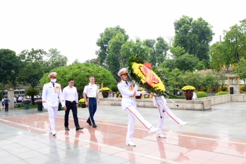 Tùy viên Quốc phòng Mỹ viếng Đài tưởng niệm các Anh hùng Liệt sỹ