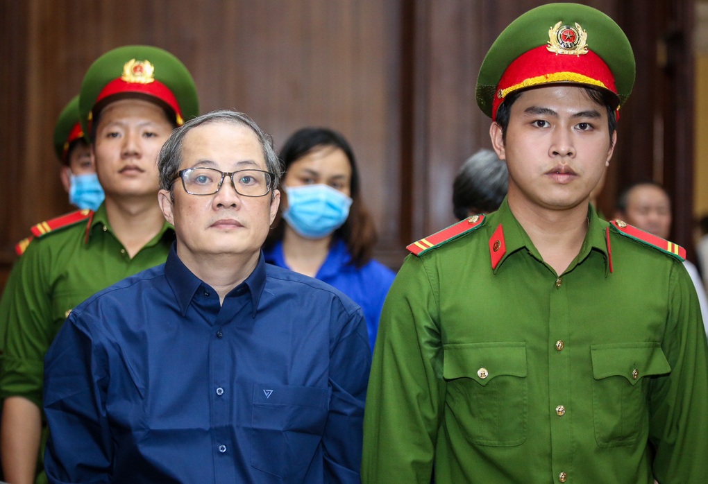 Cựu Giám đốc Bệnh viện TP Thủ Đức khai 21 tỷ đồng bỗng có trong tài khoản - 1 Cựu Giám đốc Bệnh viện TP Thủ Đức khai 21 tỷ đồng bỗng có trong tài khoản - 1