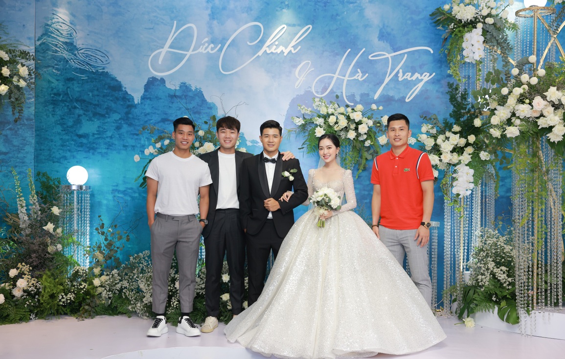 Đám cưới của Hà Đức Chinh: Chi 2 tỷ đồng trang trí tiệc, thiết kế váy - 4 Đám cưới của Hà Đức Chinh: Chi 2 tỷ đồng trang trí tiệc, thiết kế váy - 4