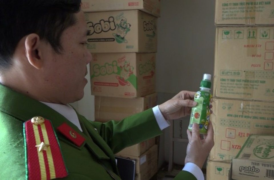 Thu giữ lượng lớn bánh kẹo, nước ép trái cây không rõ nguồn gốc - 2 Thu giữ lượng lớn bánh kẹo, nước ép trái cây không rõ nguồn gốc - 2