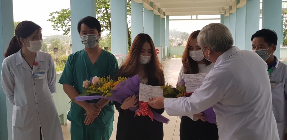 Niềm vui xen lẫn nước mắt ngày xuất viện của 2 cô gái về từ vùng dịch Daegu - 6 Niềm vui xen lẫn nước mắt ngày xuất viện của 2 cô gái về từ vùng dịch Daegu - 6