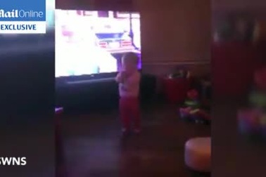 Bé gái bị “ma” kéo ngã