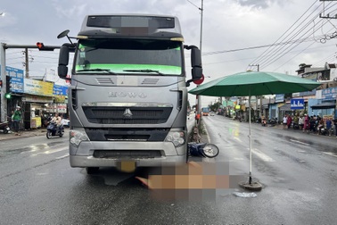 Rẽ trái trước xe đầu kéo, nữ công nhân bị cán tử vong ở TPHCM