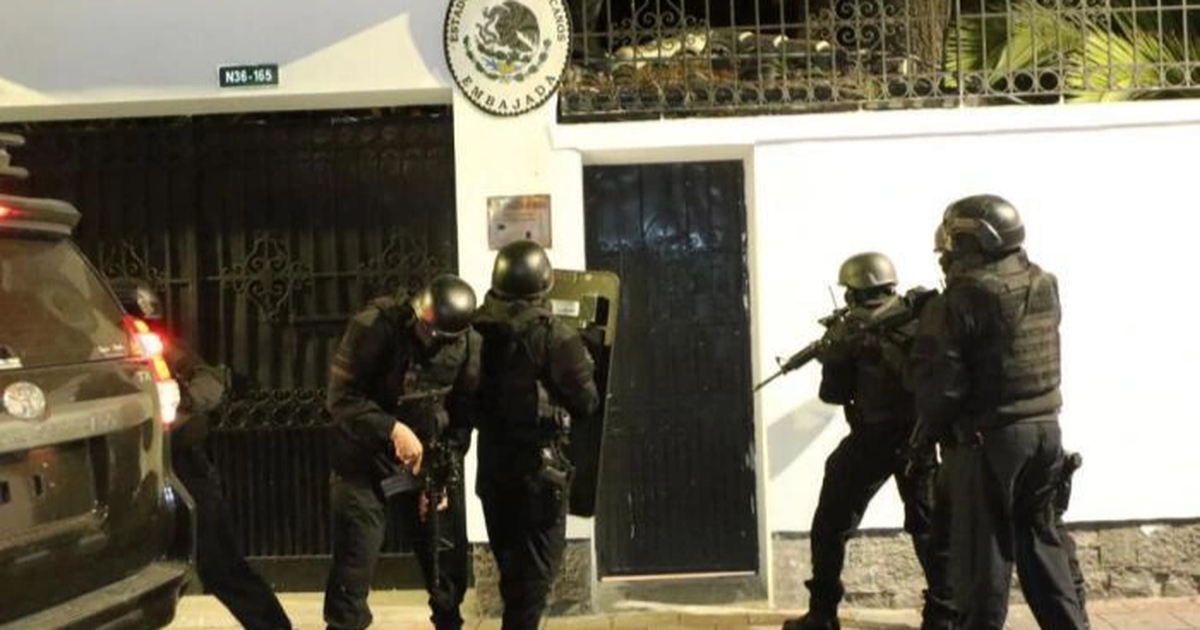 Vụ đột kích đại sứ quán Mexico của cảnh sát Ecuador (Ảnh: Al Mayadeen).