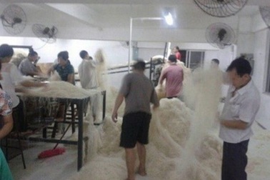 Rợn người cảnh sản xuất miến bằng chân tại Trung Quốc