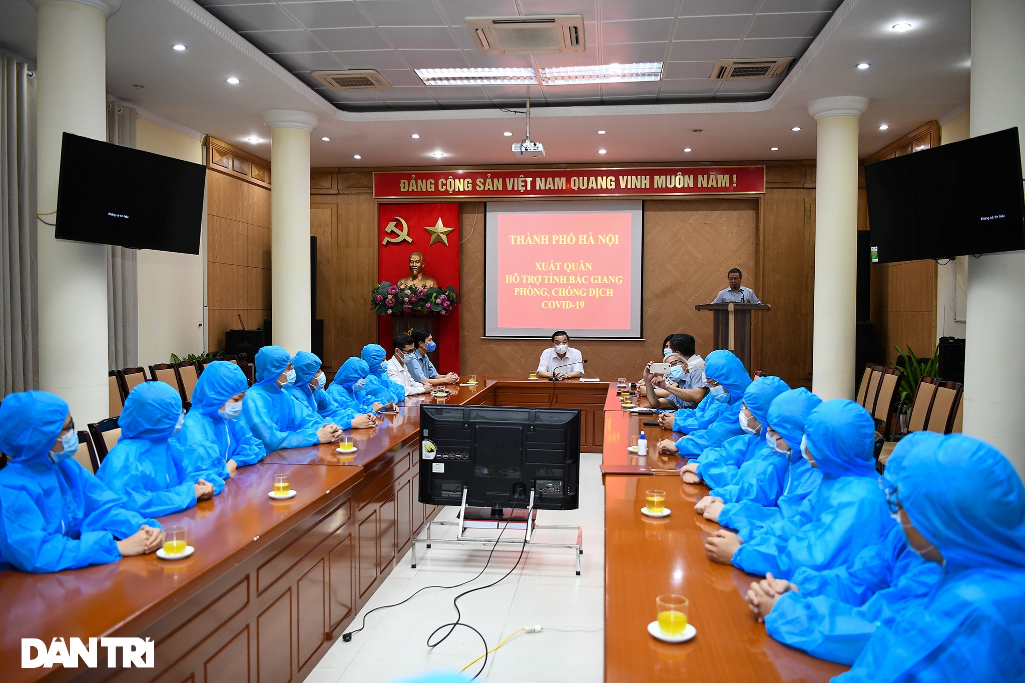Đội đặc nhiệm tinh nhuệ của Hà Nội lên đường hỗ trợ Bắc Giang dập dịch - 1 Đội đặc nhiệm tinh nhuệ của Hà Nội lên đường hỗ trợ Bắc Giang dập dịch - 1