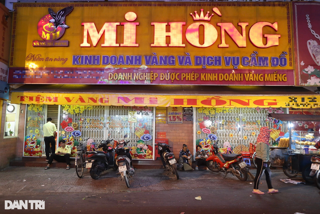 Tiệm vàng tại TPHCM dịp vía Thần Tài: Nhân viên đến sớm phải... chờ cửa - 11 Tiệm vàng tại TPHCM dịp vía Thần Tài: Nhân viên đến sớm phải... chờ cửa - 11