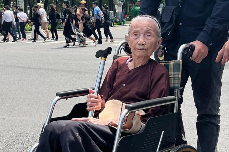 TPHCM: Cụ bà 91 tuổi ngồi xe lăn đến tiễn Tổng Bí thư Nguyễn Phú Trọng