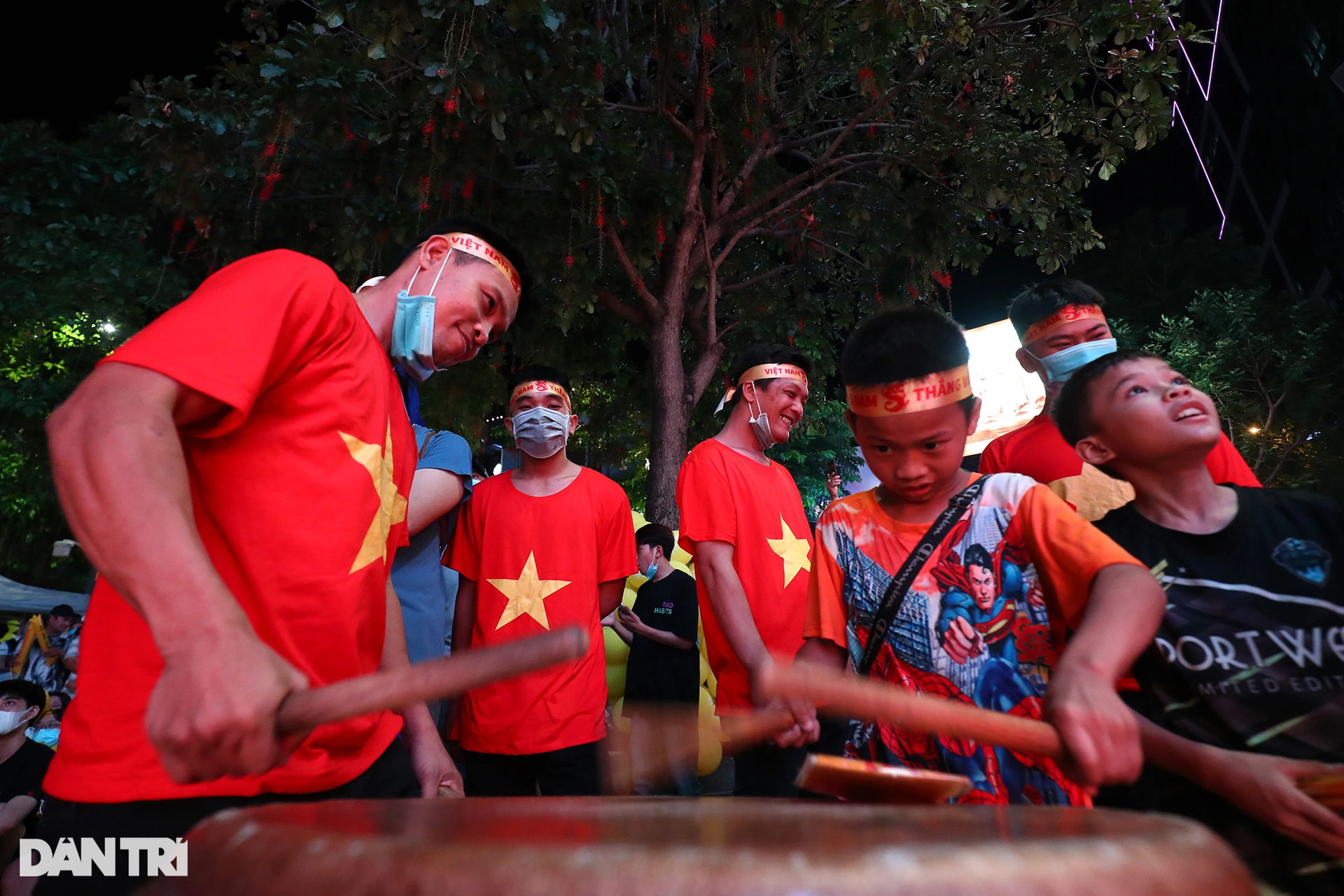 Hàng nghìn CĐV ở phố Nguyễn Huệ vỡ òa trong trận thắng đậm của U23 Việt Nam - 3 Hàng nghìn CĐV ở phố Nguyễn Huệ vỡ òa trong trận thắng đậm của U23 Việt Nam - 3