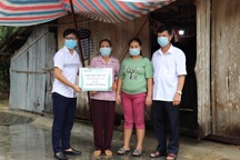 Bạn đọc Dân trí giúp đỡ người mẹ nuôi con, cháu khờ dại hơn 90 triệu đồng