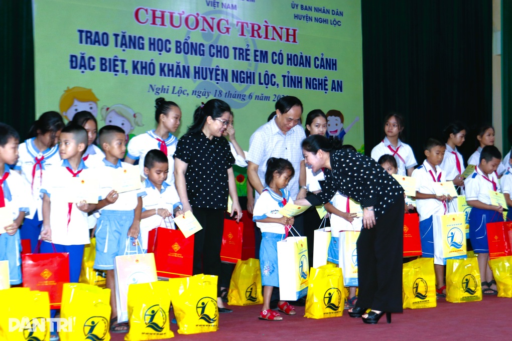 Trẻ em nghèo, hoàn cảnh khó khăn nhận học bổng, xe đạp đến trường - 3 Trẻ em nghèo, hoàn cảnh khó khăn nhận học bổng, xe đạp đến trường - 3