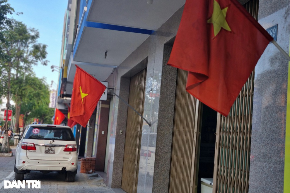 Đường phố Đà Nẵng đỏ thắm sắc cờ đón Tết Độc lập đặc biệt - 2 Đường phố Đà Nẵng đỏ thắm sắc cờ đón Tết Độc lập đặc biệt - 2