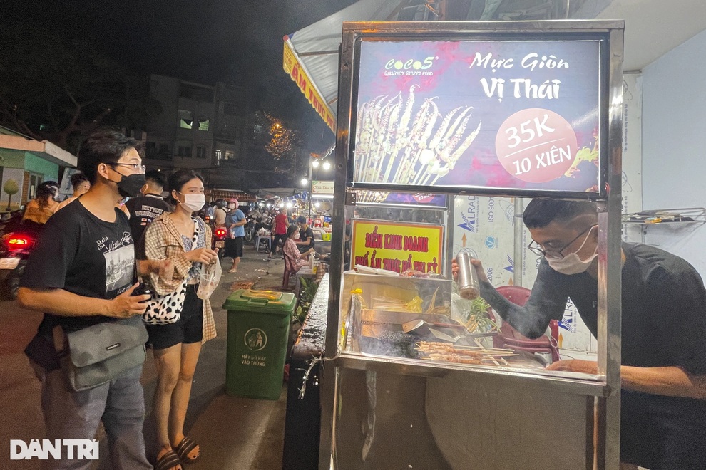 Giới trẻ háo hức thưởng thức ẩm thực đường phố Hồ Thị Kỷ ở TPHCM - 1 Giới trẻ háo hức thưởng thức ẩm thực đường phố Hồ Thị Kỷ ở TPHCM - 1