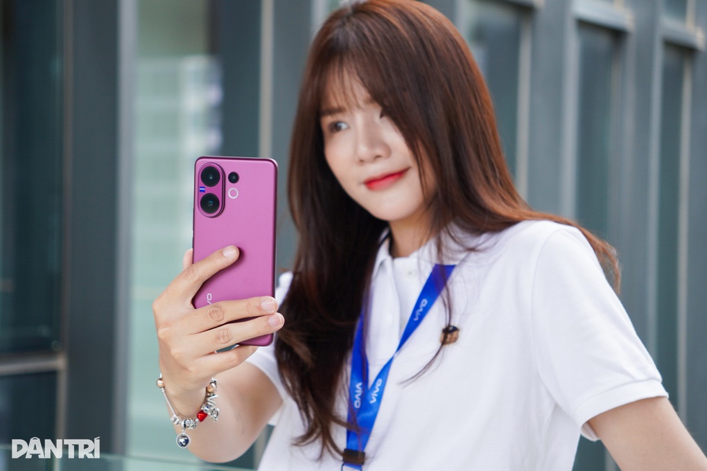 Trên tay vivo V60: Cạnh tranh OPPO Reno14, iPhone 16e - 1