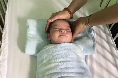 Hai bé trai bị bỏ rơi trên vỉa hè trước Làng Thiếu niên Thủ Đức