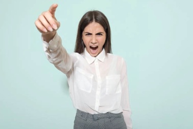 Có một kiểu con gái: "Chị hủy kết bạn với người yêu em đi!"