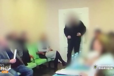 Quan chức làng Ukraine ném lựu đạn vào giữa cuộc họp