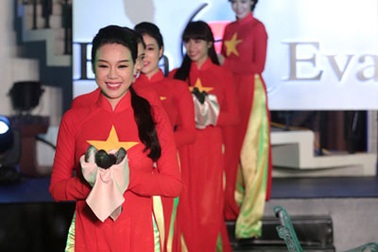 Khát vọng hòa bình lan tỏa show diễn “Bonjour Vietnam”