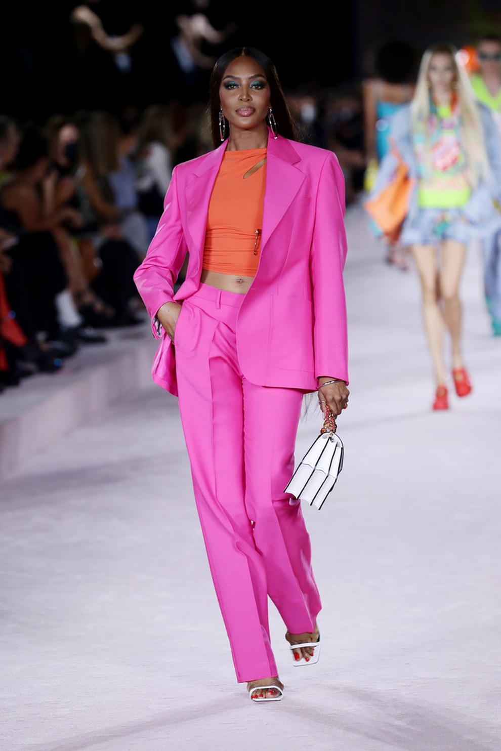 Ngoại ngũ tuần, Naomi Campbell vẫn thần thái đỉnh cao trên sàn catwalk - 7 Ngoại ngũ tuần, Naomi Campbell vẫn thần thái đỉnh cao trên sàn catwalk - 7