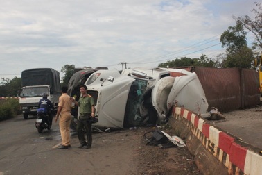 Xe container lật chắn ngang đường