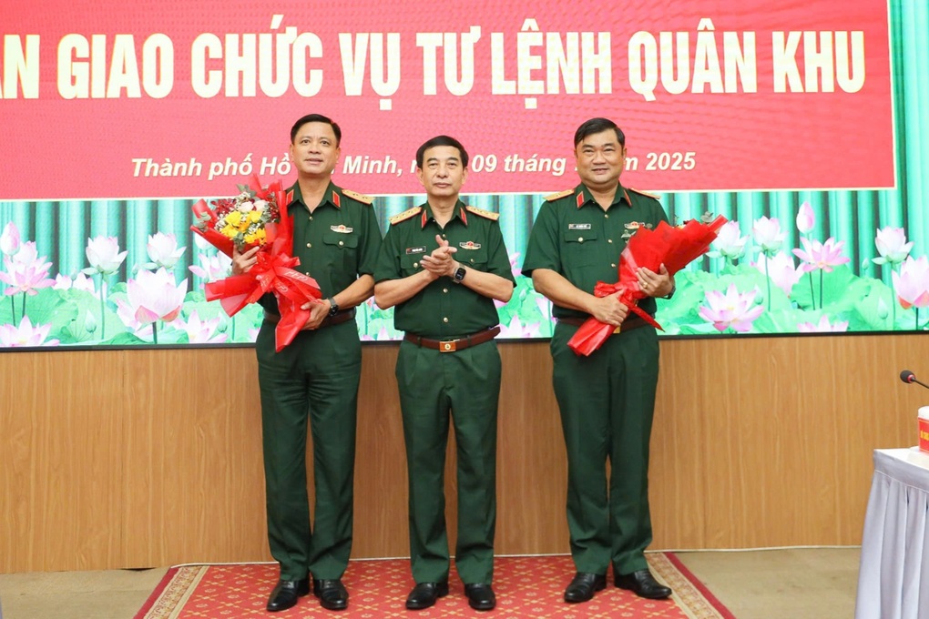 Thiếu tướng Lê Xuân Thế nhận bàn giao chức Tư lệnh Quân khu 7 - 1 Thiếu tướng Lê Xuân Thế nhận bàn giao chức Tư lệnh Quân khu 7 - 1