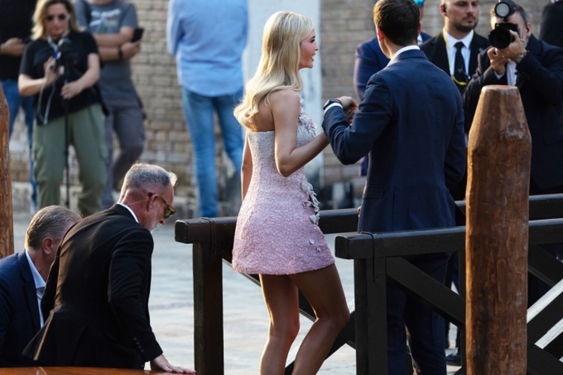 Ivanka Trump đẹp nổi bật giữa dàn khách dự đám cưới tỷ phú - 2 Ivanka Trump đẹp nổi bật giữa dàn khách dự đám cưới tỷ phú - 2