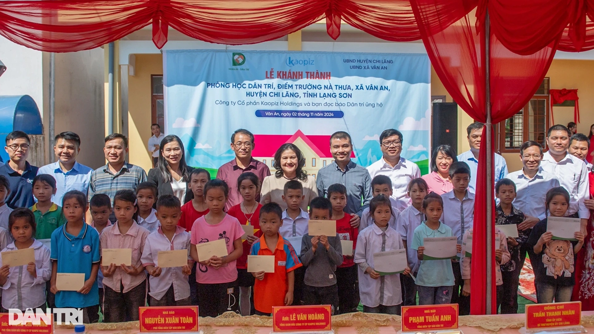 Thứ trưởng Nguyễn Thị Hà khánh thành điểm trường Nà Thưa - 16 Thứ trưởng Nguyễn Thị Hà khánh thành điểm trường Nà Thưa - 16