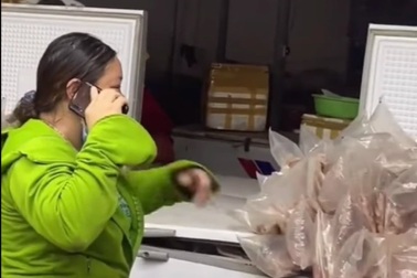 Tiểu thương chợ Bình Điền khóc nghẹn vì hàng tấn cá hư hỏng do... mất điện