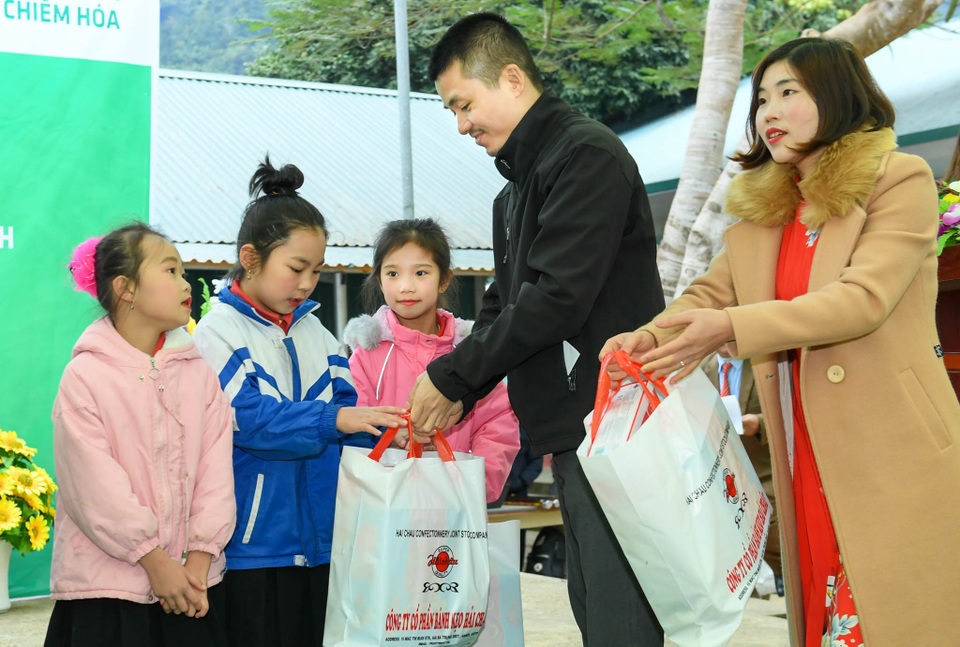 Khánh thành Phòng học Dân trí: Thầy trò hết cảnh vừa dạy, vừa lo lớp sập - 18 Khánh thành Phòng học Dân trí: Thầy trò hết cảnh vừa dạy, vừa lo lớp sập - 18