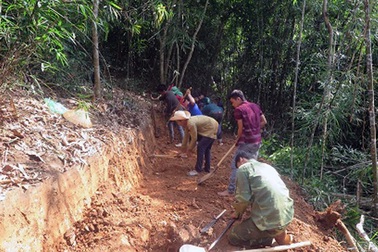 Hơn 700 người cùng góp sức mở đường xuyên bản làng