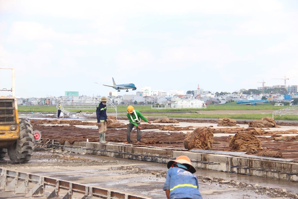 Bộ trưởng Nguyễn Văn Thể kiểm tra đường băng sân bay Tân Sơn Nhất - 3 Bộ trưởng Nguyễn Văn Thể kiểm tra đường băng sân bay Tân Sơn Nhất - 3