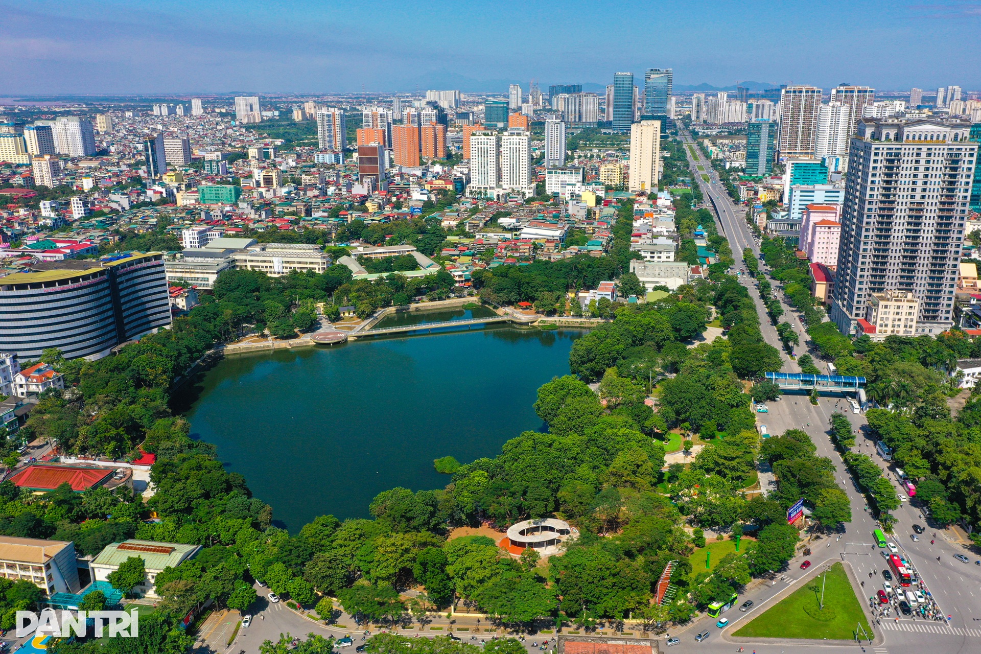 Độc đáo cầu đi bộ hình cây đàn khổng lồ trong công viên ở Hà Nội - 17