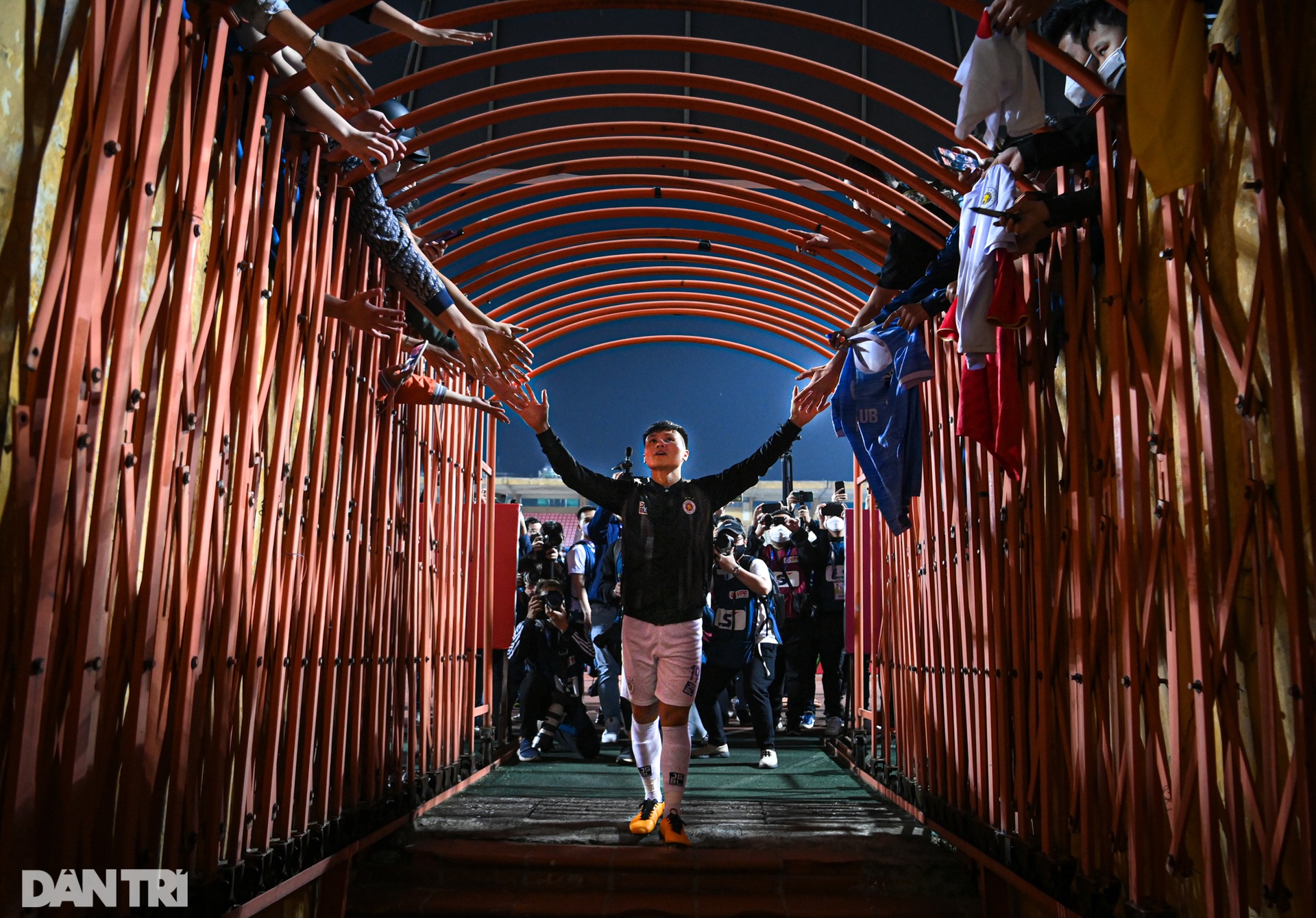 Quang Hải mắt đỏ hoe, ngậm ngùi nhìn khán giả trong ngày chia tay V-League - 19 Quang Hải mắt đỏ hoe, ngậm ngùi nhìn khán giả trong ngày chia tay V-League - 19