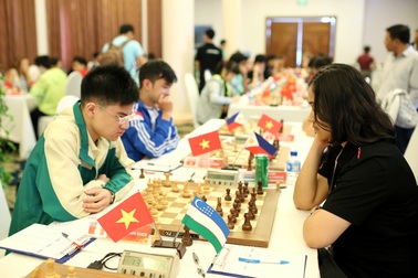 Trần Tuấn Minh bất ngờ chia ngôi đầu bảng với Wang Hao tại giải cờ vua HDBank 2017