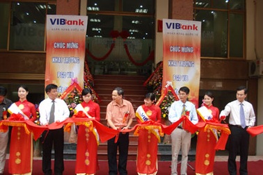 Tạm giam nữ cán bộ ngân hàng để điều tra hành vi lừa đảo