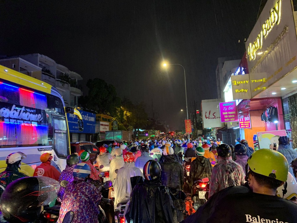Mưa tối trời, Sài Gòn ngập nặng, kẹt xe đến tận nửa đêm - 16 Mưa tối trời, Sài Gòn ngập nặng, kẹt xe đến tận nửa đêm - 16