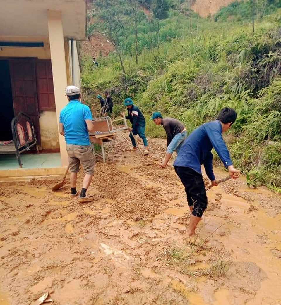 Quân và dân dồn sức dựng cầu tạm qua suối Abaanh để học sinh đến lớp - 5 Quân và dân dồn sức dựng cầu tạm qua suối Abaanh để học sinh đến lớp - 5