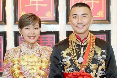 Cặp tình nhân nổi tiếng Hồng Kông đeo vàng trĩu cổ trong hôn lễ
