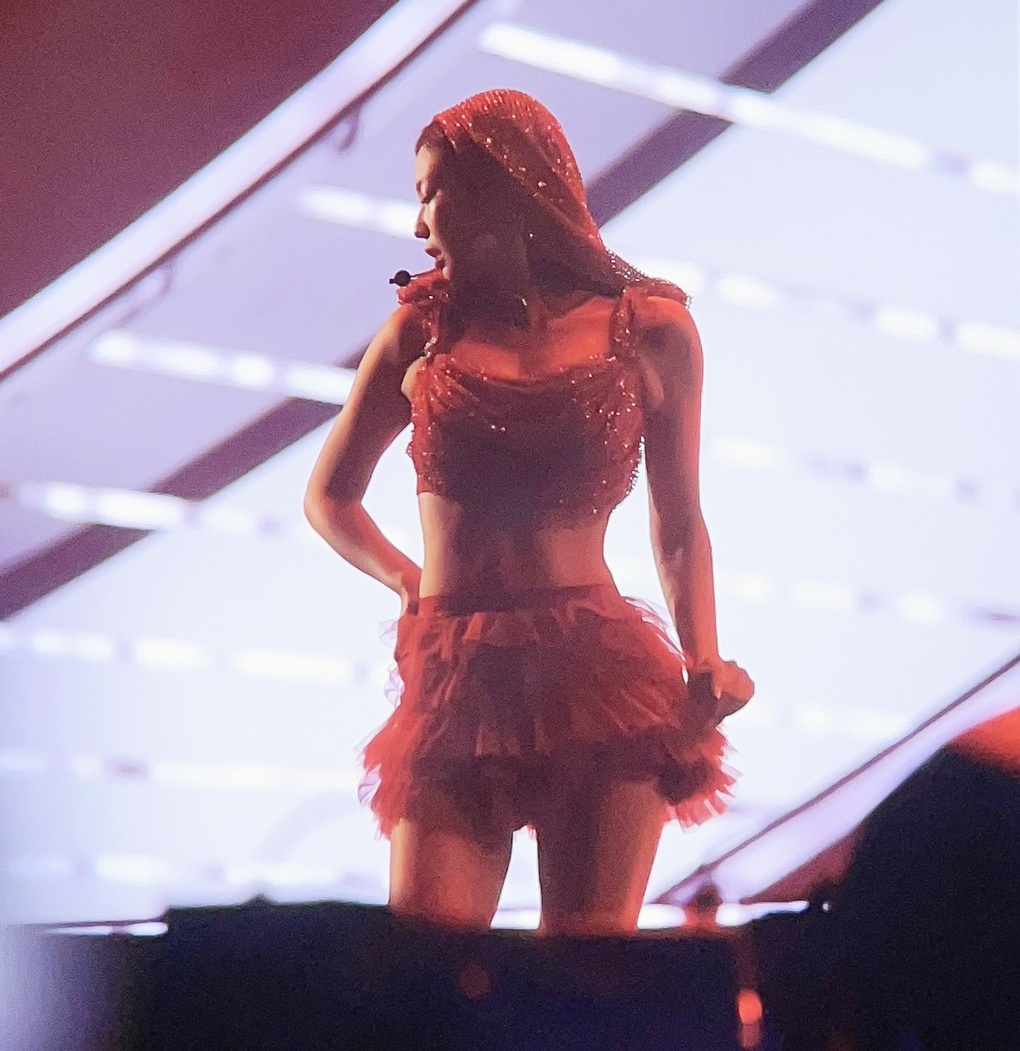 Blackpink khoe đường cong nóng bỏng tại đêm diễn Born Pink cuối - 4 Blackpink khoe đường cong nóng bỏng tại đêm diễn Born Pink cuối - 4