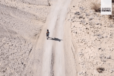 Đi bộ 1.600km xuyên sa mạc, đạp xe 8.000 cây số để xem World Cup