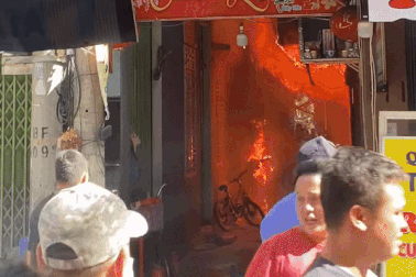 Hơn một giờ khống chế đám cháy ngôi nhà trong hẻm Đà Nẵng