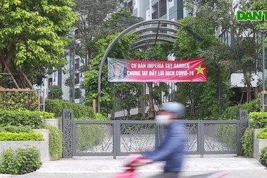 Chung cư “nhuộm đỏ” cờ Tổ quốc cổ vũ chống dịch Covid-19