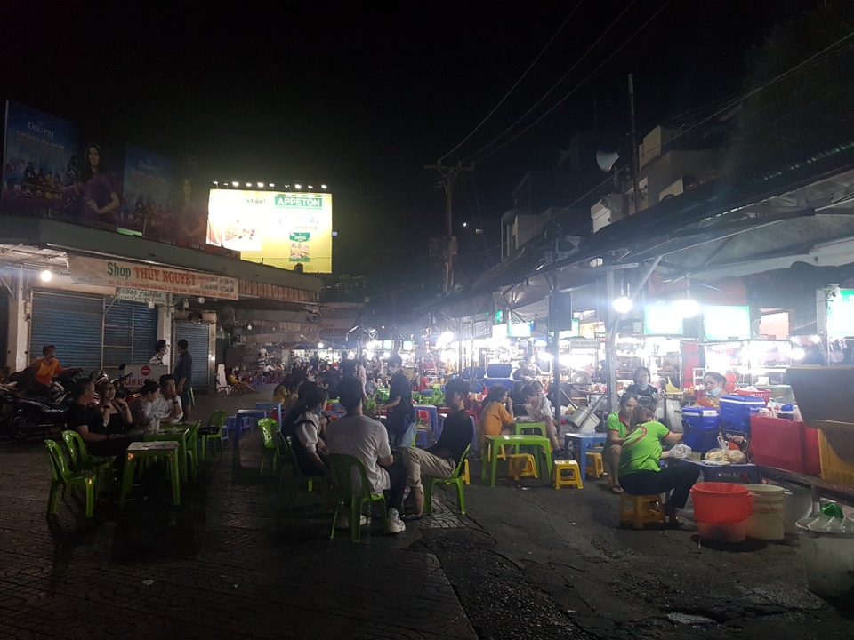 Hàng quán ở TPHCM sau lệnh dừng hoạt động: Nơi đóng cửa, chỗ thờ ơ - 9 Hàng quán ở TPHCM sau lệnh dừng hoạt động: Nơi đóng cửa, chỗ thờ ơ - 9