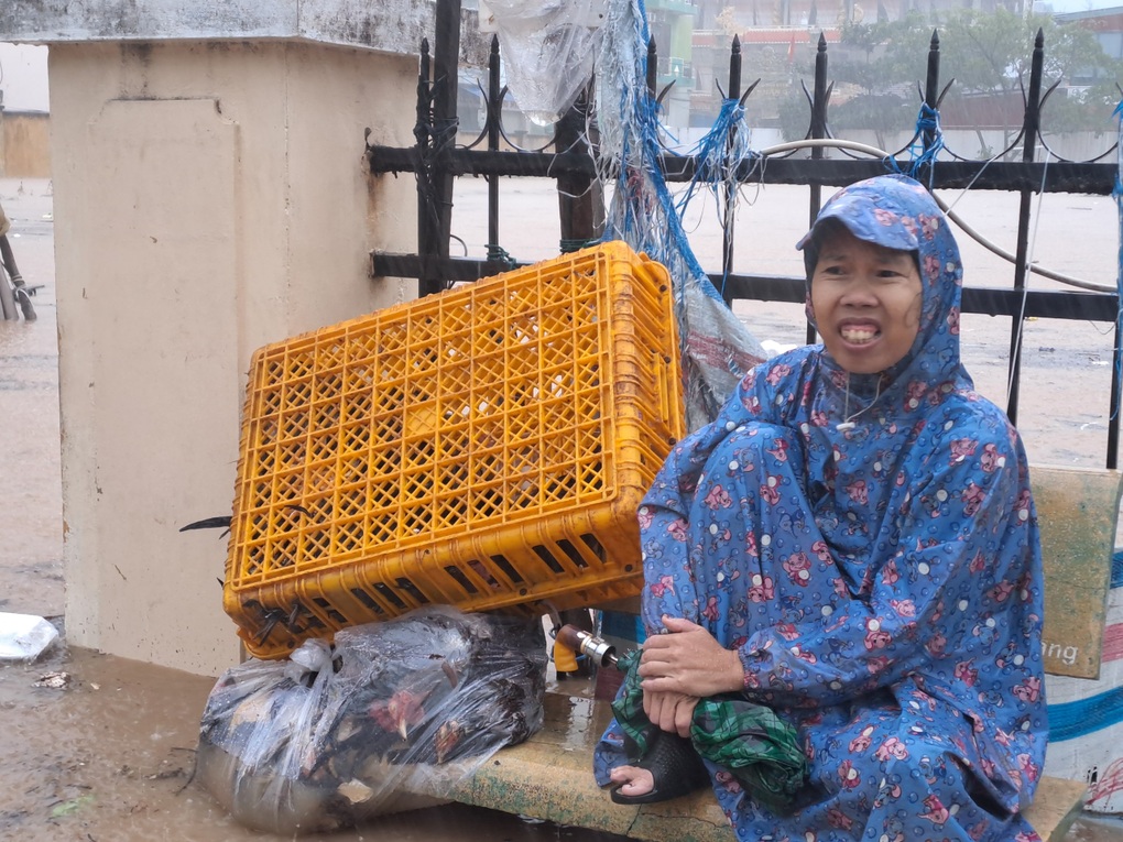 TP Quy Nhơn nước dâng cao cả mét, lũ cuốn trôi người và xe - 6 TP Quy Nhơn nước dâng cao cả mét, lũ cuốn trôi người và xe - 6