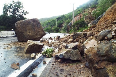 Đá 6 khối rớt xuống đại lộ Nha Trang đi Cam Ranh