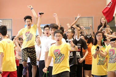 Teen Ams nhảy sạp, ném còn đón Trung thu sớm