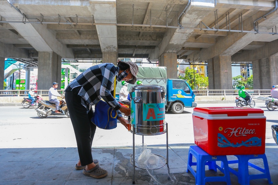 Những bình trà đá, nước mát miễn phí giữa nắng nóng thiêu đốt tại Hà Nội - 8 Những bình trà đá, nước mát miễn phí giữa nắng nóng thiêu đốt tại Hà Nội - 8