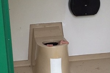 Mắc kẹt trong bồn cầu công cộng vì cố gắng lượm điện thoại bị đánh rơi