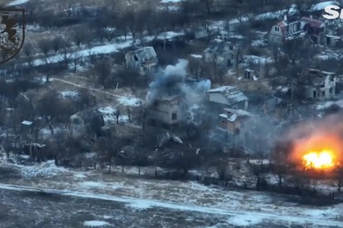 Thủy quân lục chiến Ukraine sử dụng "pháo bắn tỉa" san phẳng cứ điểm Nga