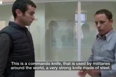 Phóng viên Israel bị dao đâm thẳng vào lưng trong tình huống tác nghiệp dở khóc dở cười.